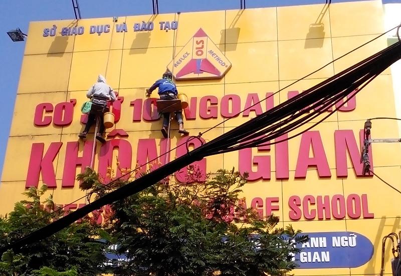 Vệ sinh bảng hiệu