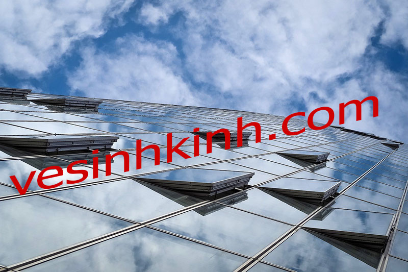 Vệ sinh kính bệnh viện