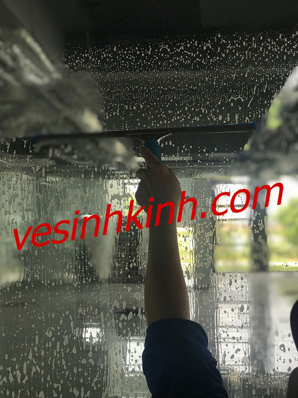 Vệ sinh kính bệnh viện
