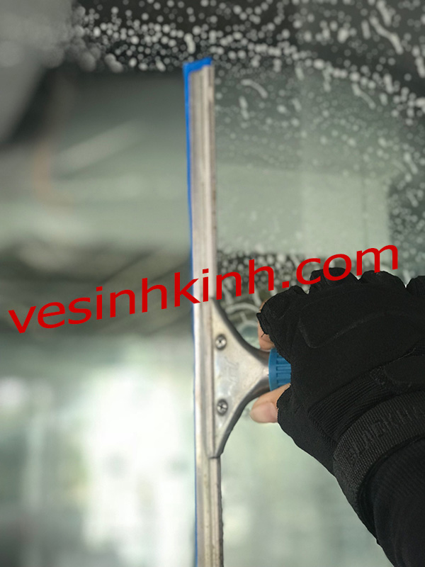 dịch vị lau kính nhà cao tầng