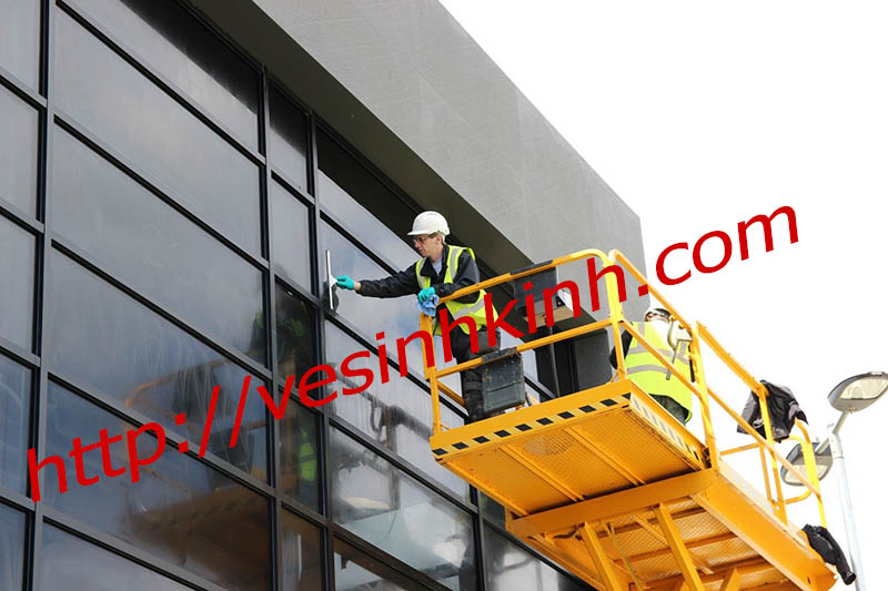 vệ sinh kính bảo trì định kỳ
