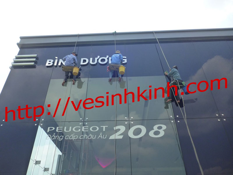 vệ sinh kính showroom ôtô